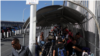 Kafilah migran dan para pelintas batas lainnya terlihat menyeberangi jembatan El Paso del Norte yang memisahkan dua kota perbatasan: El Paso (Texas, AS) dari Ciudad Juarez (Meksiko). (Foto: dok).