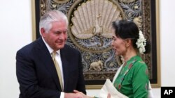 Državni sekretar SAD Reks Tilerson razgovara sa Aung San Su Ći, liderkom Mjanmara. 