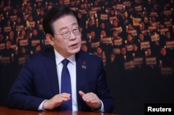 지난달 6일 이재명 한국 제1야당인 더불어민주당 대표가 여의도 국회에서 외신과 인터뷰를 진행하고 있다.