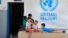 Anak-anak Palestina di kamp pengungsi Palestina di Ein el-Hilweh, berkumpul di halaman belakang sebuah sekolah UNRWA, di kota Sidon, Lebanon (foto: ilustrasi). 