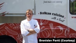 Kuvar Branislav Pavić ispred kamiona "From Scratch". 