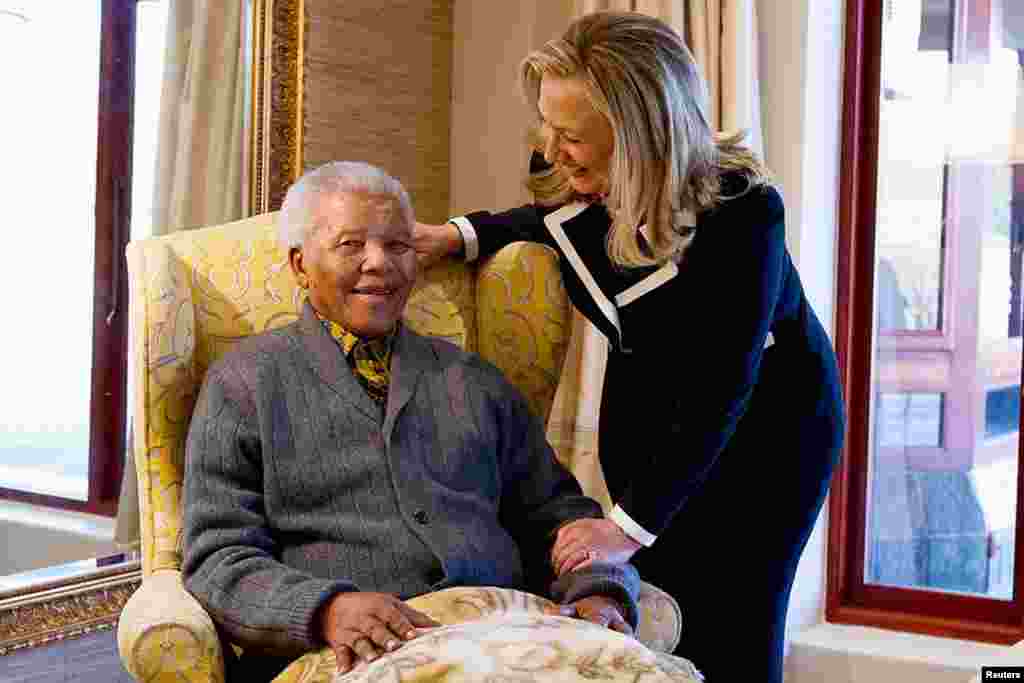Ngoại trưởng Clinton đến thăm cựu Tổng thống Nam Phi Nelson Mandela tại tư gia của ông ở Qunu, trong chuyến công du Nam Phi 6-8-2012.