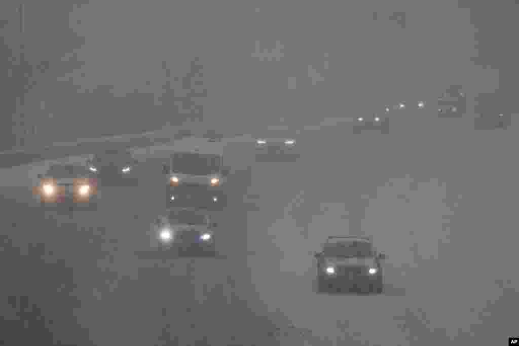 Veículos circulam por uma autoestrada durante uma tempestade de inverno, a 5 de janeiro de 2025, em Cincinnati, Ohio.