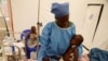 Mmoja wa walionusurika baada ya kuambukizwa Furana Katungu, miaka 2-year-old akiwa wodini katika kitengo cha dharura Biosecure Emergency Care Unit (CUBE), kituo cha ALIMA, Beni, DRC, Machi 31, 2019