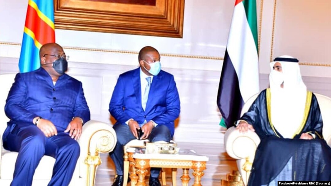 Président Félix Tshisekedi (G) na masaolo na bakonzi ya Emirats arabes unis nsima na bokomi bwa ye na Abu Dhabi, 9 octobre 2021. (Facebook/Présidence RDC)