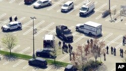 Policija ispred prodavnice "Stop & Shop" u mestu Vest Hempsted (Foto: AP)
