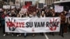 Studenti na protestu u Beogradu nose transparent sa natpisom "krvave su vam ruke", aludirajući na odgovornost vlasti zbog pada nadstrešnice železničke stanice u Novom Sadu 1. novembra i pogibije petnaestoro ljudi (Foto: REUTERS/Marko Djurica)
