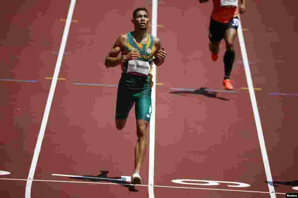  Wayde van Niekerk of South Africa in action in Heat 4 REUTERS/Phil Noble