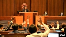 香港立法會5月27日以40票贊成、兩票反對，絕大比數三讀通過修改選舉制度的條例草案 (美國之音湯惠芸)