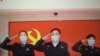 中國公安部副部長孫力軍與火線入黨的武漢抗疫一線女警察 （美國之音葉兵拍攝推特截圖 2020年4月20日）