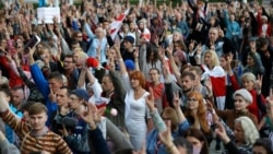 Demonstranti na Trgu nezavisnosti u Minsku 27. avgusta 2020.