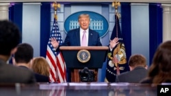Predsednik SAD Donald Tramp govori na konferenciji za novinare u Džejms Bredi sali za pres brifinge u Beloj kući, 11. avgusta 2020.(AP Photo/Andrew Harnik)