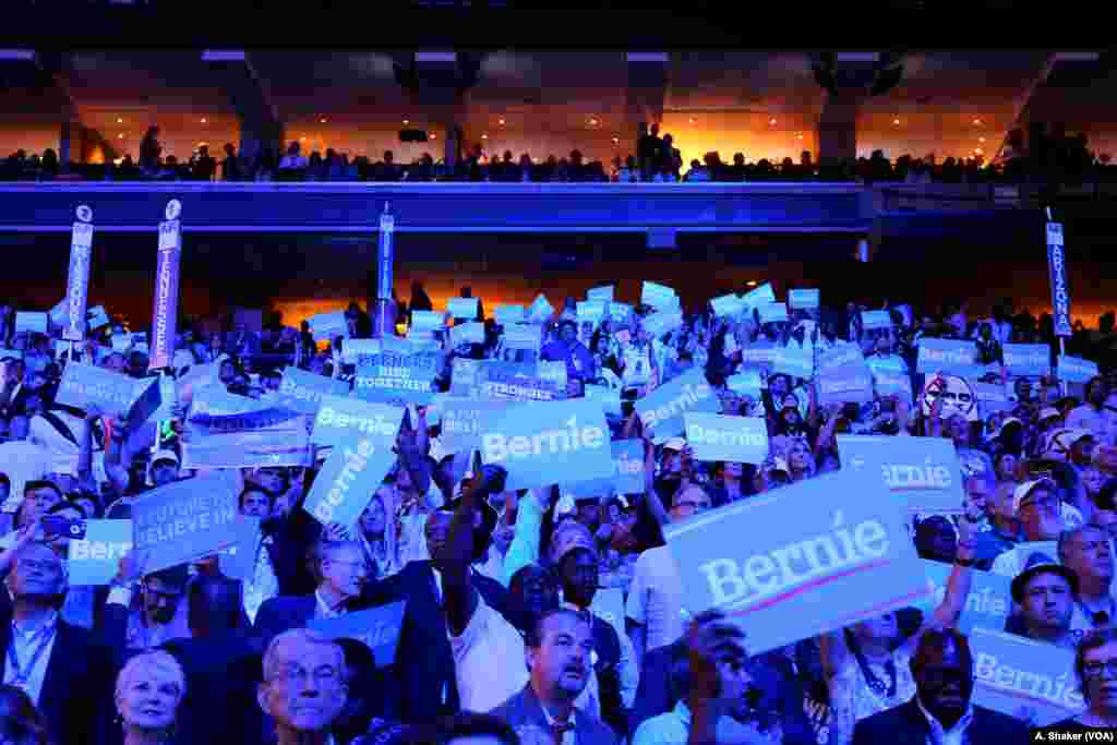 Taageerayaasha Sanders. Philadelphia July 25, 2016 (A. Shaker/VOA)