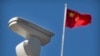 Arhiva - Nadzorna kamera ispod kineske zastave u Pekingu.