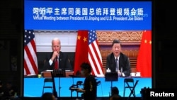 北京一家餐馆通过屏幕显示的中国国家主席习近平与美国总统拜登的视频峰会画面。(2021年11月16日)