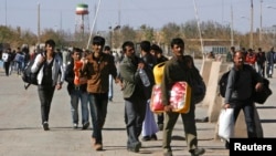 سازمان ملل متحد گفته است که مهاجران افغان در کشورهای همسایۀ آن به ویژه در ایران و پاکستان با مشکلات زیادی دست و پنجه نرم می‌کنند.