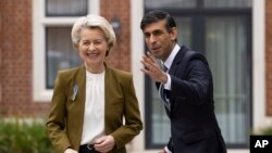 Predsednica Evropske komisije Ursula fon der Lajen i britanski premijer Riši Sunak ispred hotela Fermont u Vindzoru u Engleskoj, 27. februara 2023. 