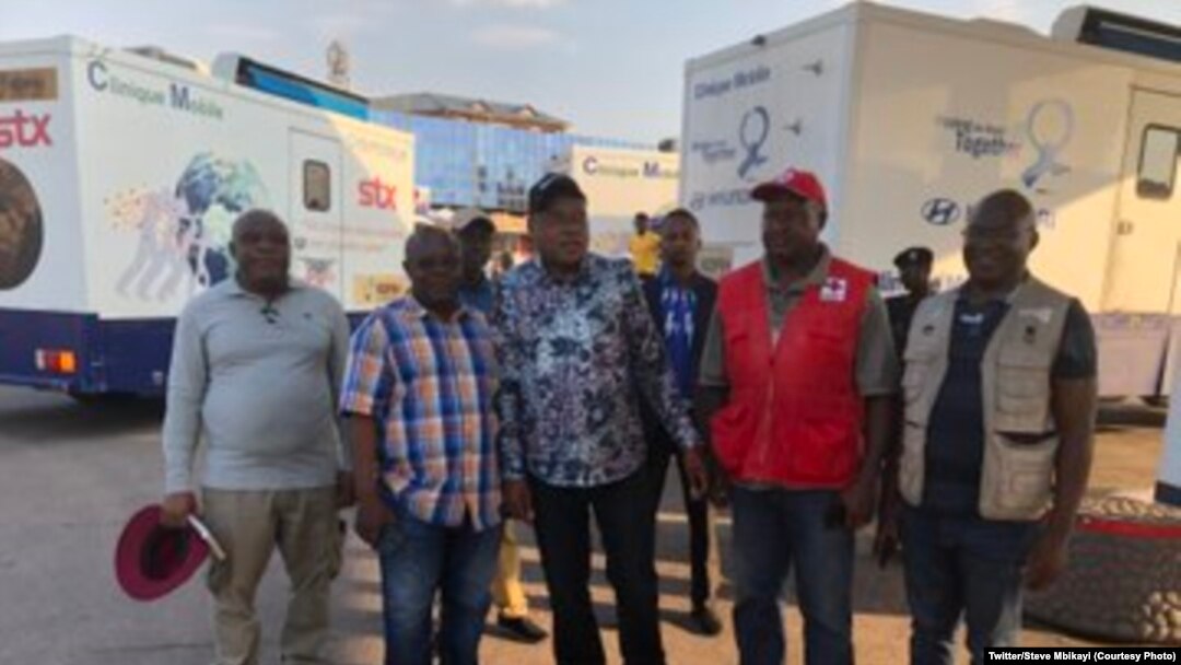 Ministre ya bondeko mpe bosalisani, Steve Mbikayi, na katikati na basungi ba ye, liboso ya ba cliniques mobiles ememaki baye ya likama ya Luku, na Mbanza Ngungu, Kongo central, 22 octobre 2019. (Twitter/Steve Mbikayi)