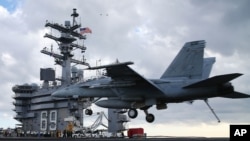 Arhiva - Borbeni avion F-18 Super Hornet sleće na USS Ajzenhauer nedaleko od obale Virdžinije, 10. decembra 2015.