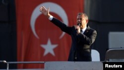 CHP Genel Başkanı Özgür Özel, İbrahim Tatlıses’in "Önümüzdeki dönem Cumhurbaşkanlığı’na var mısınız?" sorusuna "Sen varsan varım" diyen Cumhurbaşkanı Erdoğan’a İzmir’den “Cesaretleri varsa bu hafta içinde seçim kararı alabiliriz, hodri meydan” cevabını verdi. (FOTO-ARŞİV)