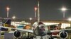 ຖ້ຽວບິນ AA292 ຂອງ American Airlines ເສັ້ນທາງຈາກ ນິວຢອກ ໄປຍັງ ນິວເດລີ ຫັນປ່ຽນທິດທາງຂະນະບິນຢູ່ເໜືອ ທະເລແຄສປຽນ, ໃນວັນທີ 23 ກຸມພາ 2025, ຈອດຢູ່ເດີ່ນສະໜາມບິນສາກົນ ລີໂອນາຣໂດ ດາ ວິນຊີ ຂອງໂຣມ, ປະເທດ ອີຕາລີ.