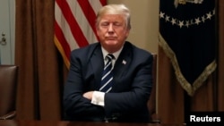 Predsednik SAD Donald Tramp čeka da novinari napuste sobu nakon što je govorio o svom sastanku sa ruskim predsednikom Vladimirom Putinom, tokom sastanka sa članovima američkog Kongresa u Beloj kući, Vašington, 17. juna 2018.
