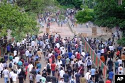 Mahasiswa bentrok soal sistem kuota di kawasan pasar baru Dhaka, Bangladesh, Selasa, 16 Juli 2024. (Mahmud Hossain Opu/AP)