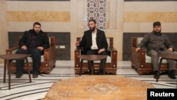 Rêberê HTŞ Ehmed el Şera' (naverast) ligel Murhef Ebû Qesra (rast).