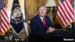 Predsednik Tramp u razgovoru sa medijima u svom odmaralištu Mar-a-Lago u Vest Palm Biču, na Floridi (Foto: Reuters/Leah Millis) 