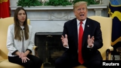 Predsednik SAD Donald Tramp tokom sastanka sa Fabijanom Rozales, suprugom venecuelanskog opozicionog lidera Huana Gvaida, u Beloj kući u Vašingtonu, 27. marta 2019.