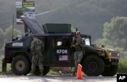 Arhiva - Američki pripadnici KFOR-a stražare na kontrolnom punktu na putu ka Leposaviču, severno Kosovo, 8. avgusta 2023.