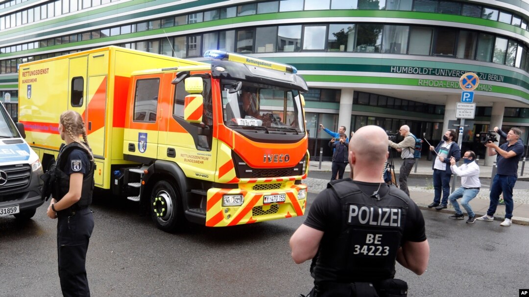 An ambulance which is believed to transport Alexei Navalny arrives at the Charite hospital in Berlin, Germany, Aug.22, 2020. 