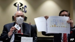 2020年5月15日，香港監警會主席梁定邦（左）在記者會上展示去年反送中警察執法行動的報告