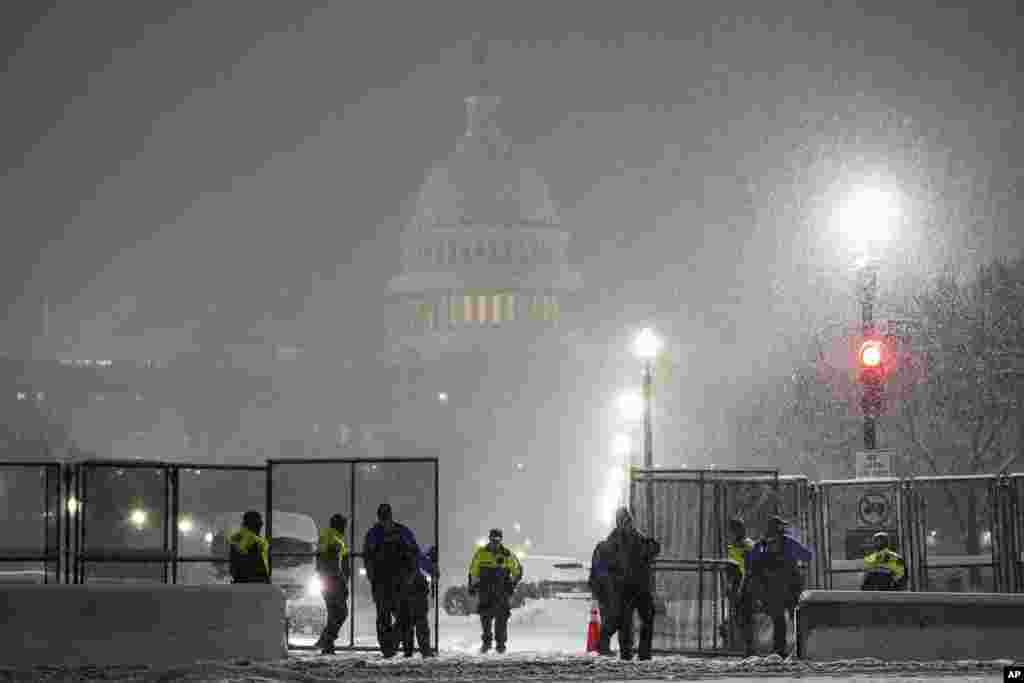 Polícias montam guarda no Capitólio enquanto a neve cai antes de uma sessão conjunta do Congresso para certificar os votos do Colégio Eleitoral nas eleições presidenciais. Washington, 6 de janeiro de 2025.