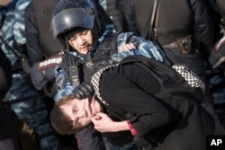 Policija privodi demonstranta u centru Moskve, 26. marta 2017.