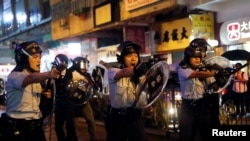 香港警察在荃灣鳴槍示警，開出反送中抗議運動期間的第一槍。(2018年8月15日)