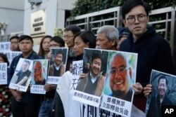 古思堯（右二）12月27號參加聲援中國異議人士的抗議活動