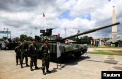 Arhiva - Pripadnici nikaragvanske vojske stoje pored ruskog tenka T-72B u Managvi, Nikaragva, 12. avgusta 2017.