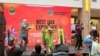 Warga AS mengikuti irama dan gerak Tari Ketuk Tilu yang diperagakan dua penari Indonesia (VOA Indonesia)