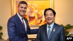 2023年8月14日，台灣時任副總統賴清德在訪問巴拉圭期間與時任巴拉圭當選總統聖地亞哥·潘尼亞（Santiago Pena）左）握手。
