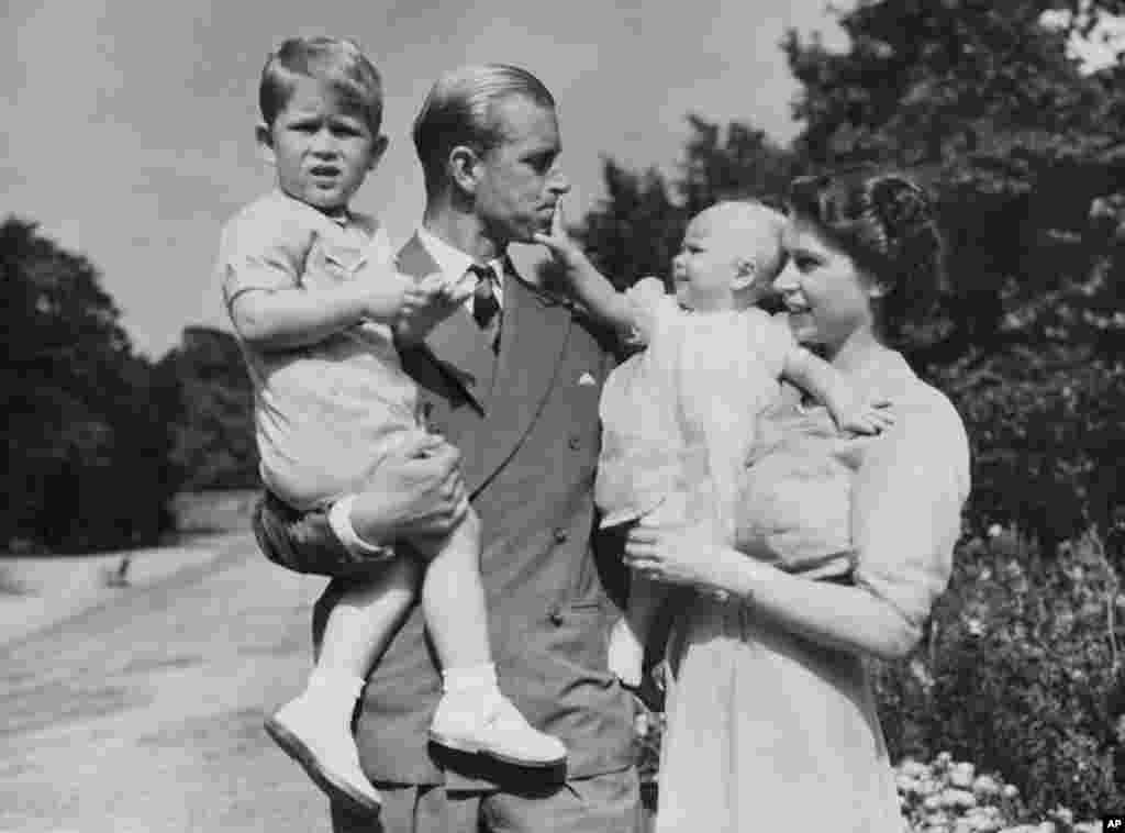 Ağustos 1951'de çekilen bu fotoğrafta Prenses Elizabeth ve eşi Prens Philip'le beraber çocukları Prens Charles ve Prenses Anne birlikte