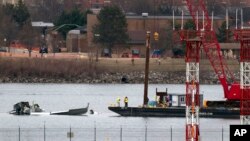 Para kru pemulihan dan penyelamatan terus bekerja di dekat reruntuhan pesawat American Airlines di Sungai Potomac dekat Bandara Nasional Ronald Reagan, di Arlington, Virginia, pinggiran Washington DC, Minggu 2 Februari 2025.