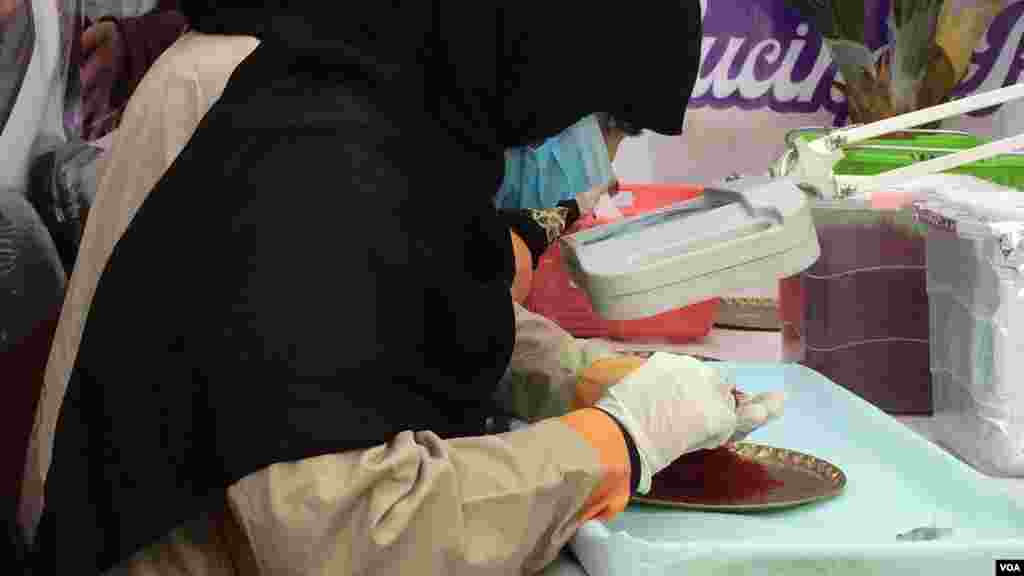 جداسازی و آماده‌سازی محصولات زعفران برای بسته‌بندی و فروش 