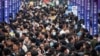 中国西南部城市重庆的一场招聘会现场人山人海。（2023年4月11日）