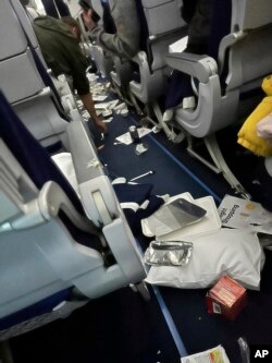 Poslužavnici i ostale stvari koje su popadale u momentu turbulencije (Foto: AP/ Ecaterina Fadhel)