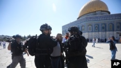 Izraelska policija hapsi palestinskog vernika ispred Al Aksa džamije u Jerusalimu, u nedelju 11. avgusta 2019.