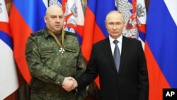 ARHIVA - General Sergej Surovikin rukuje se sa ruskim predsjednikom Vladimirom Putinom (Foto: Mikhail Klimentyev, Sputnik, Kremlin Pool Photo via AP)
