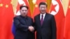 中共中央总书记、国家主席习近平和朝鲜劳动党委员长、国务委员会委员长金正恩在北京人民大会堂握手（2018年3月28日发布的照片）