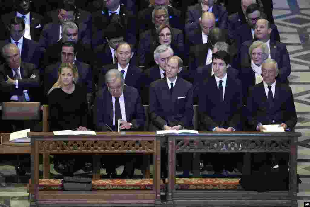 O primeiro-ministro canadiano, Justin Trudeau, o secretário-geral das Nações Unidas, António Guterres, o Presidente de Portugal, Marcelo Rebelo de Sousa e outros dignitários assistem ao funeral de Estado do ex-presidente Jimmy Carter, na Catedral Nacional de Washington, a 9 de janeiro de 2025.