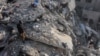 Palestinci istražuju ruševine zgrade nakon izraelskog udara, u gradu Gaza, 22. novembra 2024.